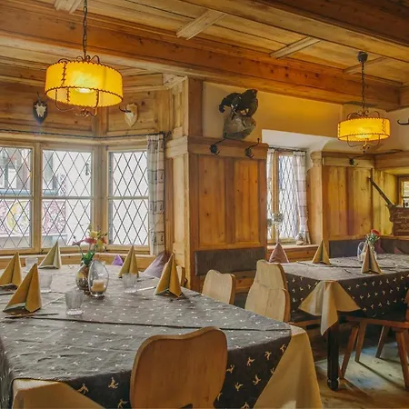 Boutique Im Auracher Löchl Hotel 4*